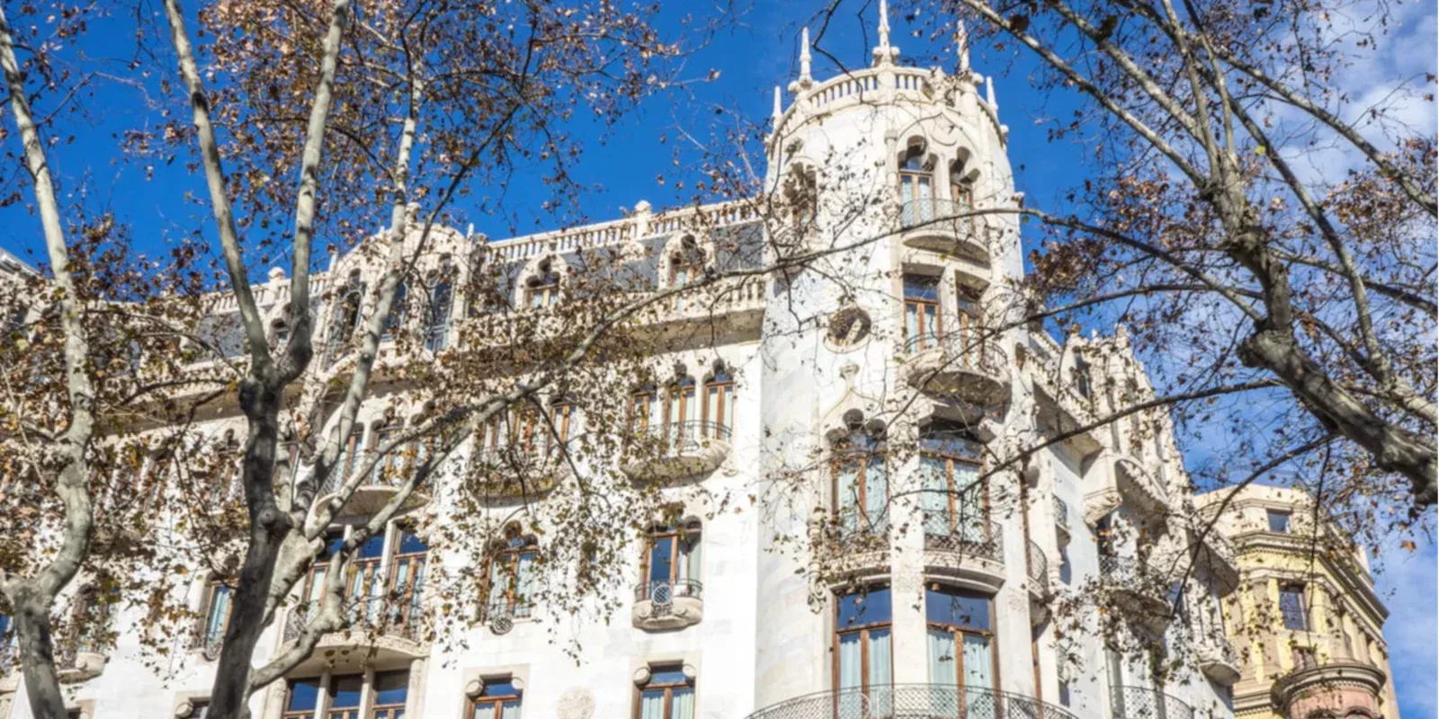 Impuestos al vender tu piso en Barcelona: Plusvalía, IRPF y más